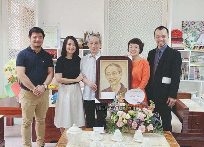 1645240385 307 Chon tranh lam qua tang cho nha truong thay co 20220307